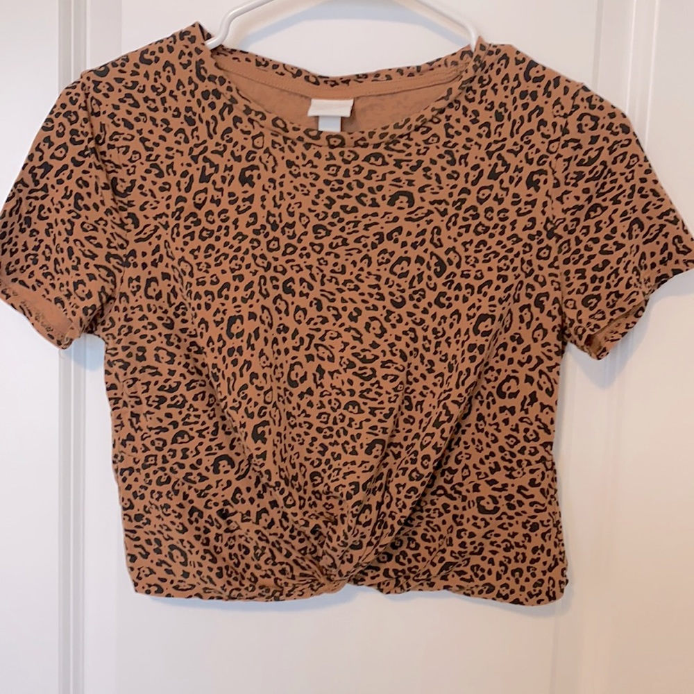 H&M Cheetah Cropped Shirt Sleeve Tee